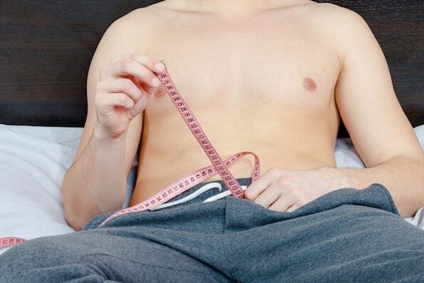 homme mesurant le pénis avant l'agrandissement