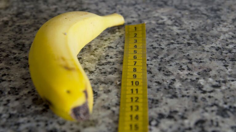 mesure du pénis après agrandissement du gland sur l'exemple d'une banane
